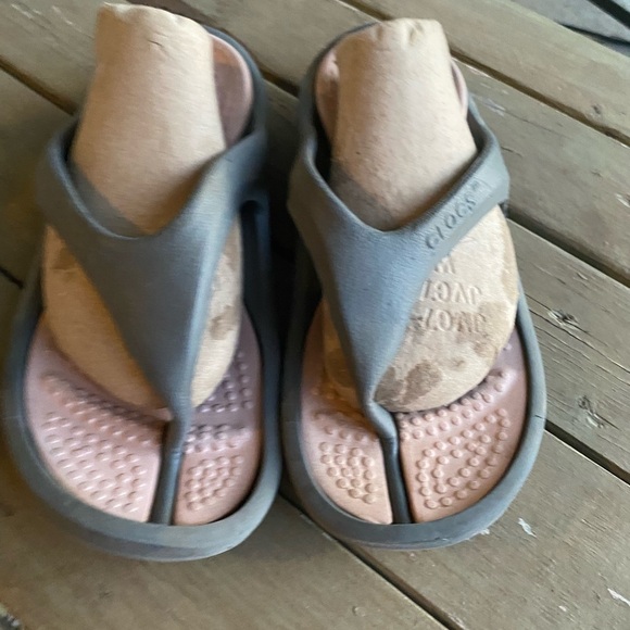 $19 clearance Crocs Flip Flop Sandals Women's 6 Pink Gray Slip On S16 - Picture 3 of 10